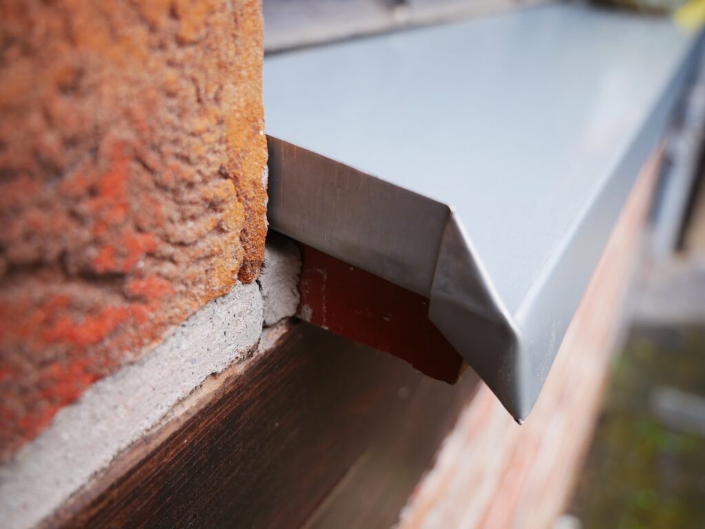 Fensterblech aus Rheinzink prePatina blaugrau 0,7 mm an einer Klinkerfassade