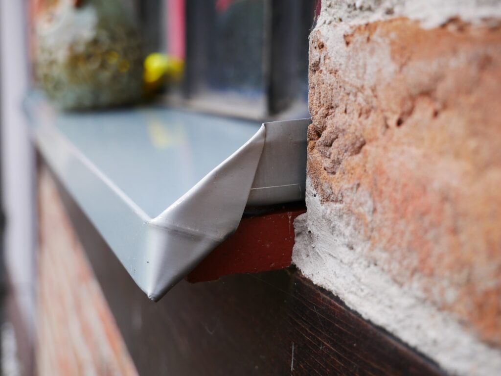 Fensterblech aus Rheinzink prePatina blaugrau 0,7 mm an einer Klinkerfassade