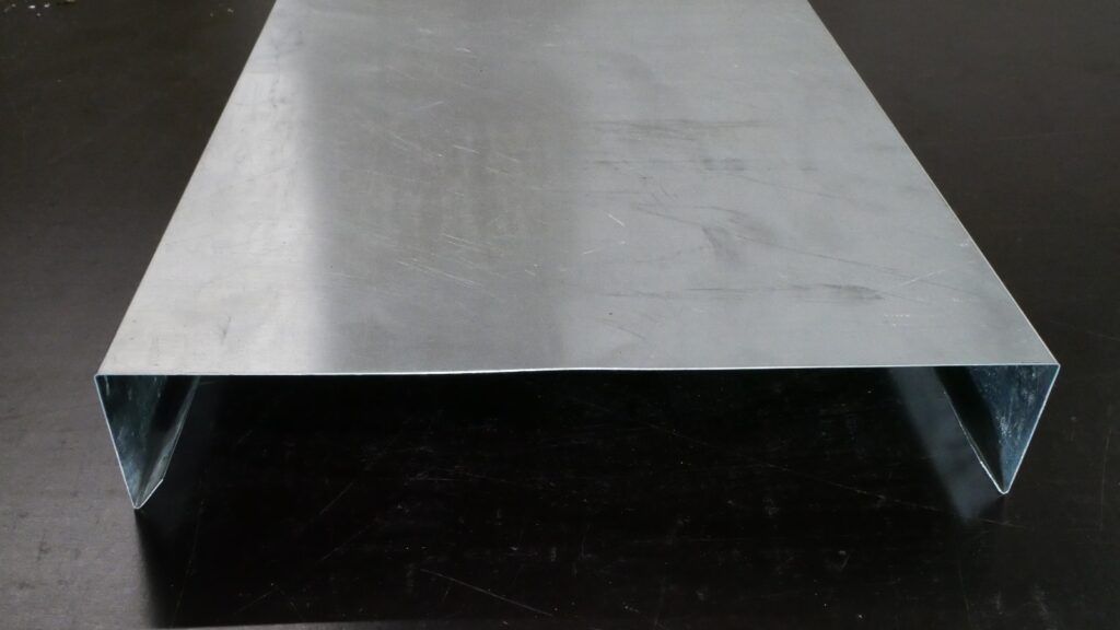 Mauerabdeckung aus Rheinzink Titanzink 0,7 mm walzblank, Ansicht von vorn