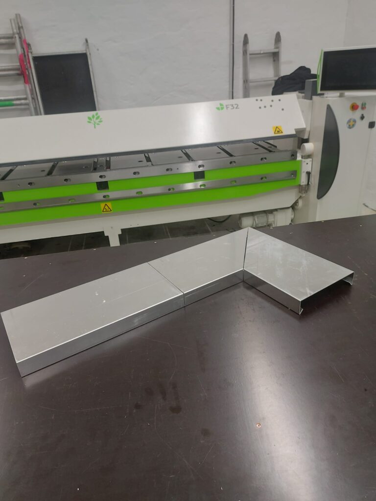 Mauerabdeckung aus Blech vor der Abkantmaschine