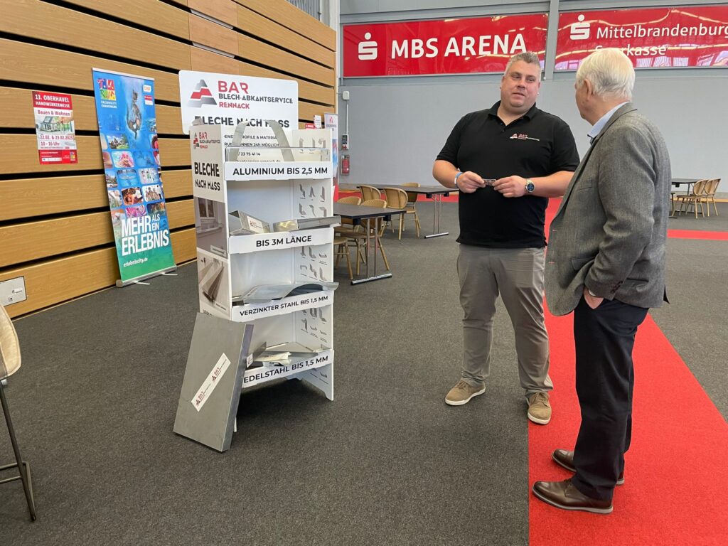Gespräch am Messestand von BAR auf der Handwerkermesse Havellandbau