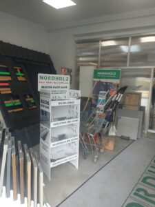 Aufsteller mit Blechprofil-Mustern von BAR bei Nordholz Berlin